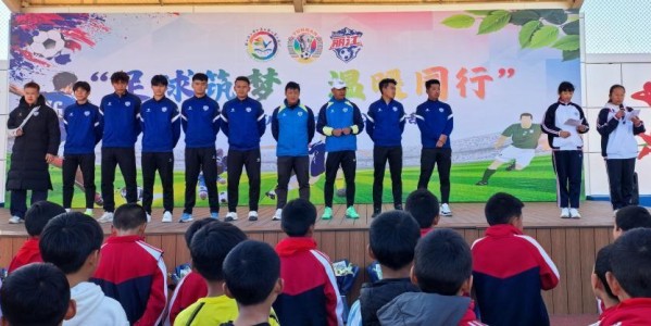 当“滇超力量”遇见校园热爱 丽江队用足球传递拼搏与温暖